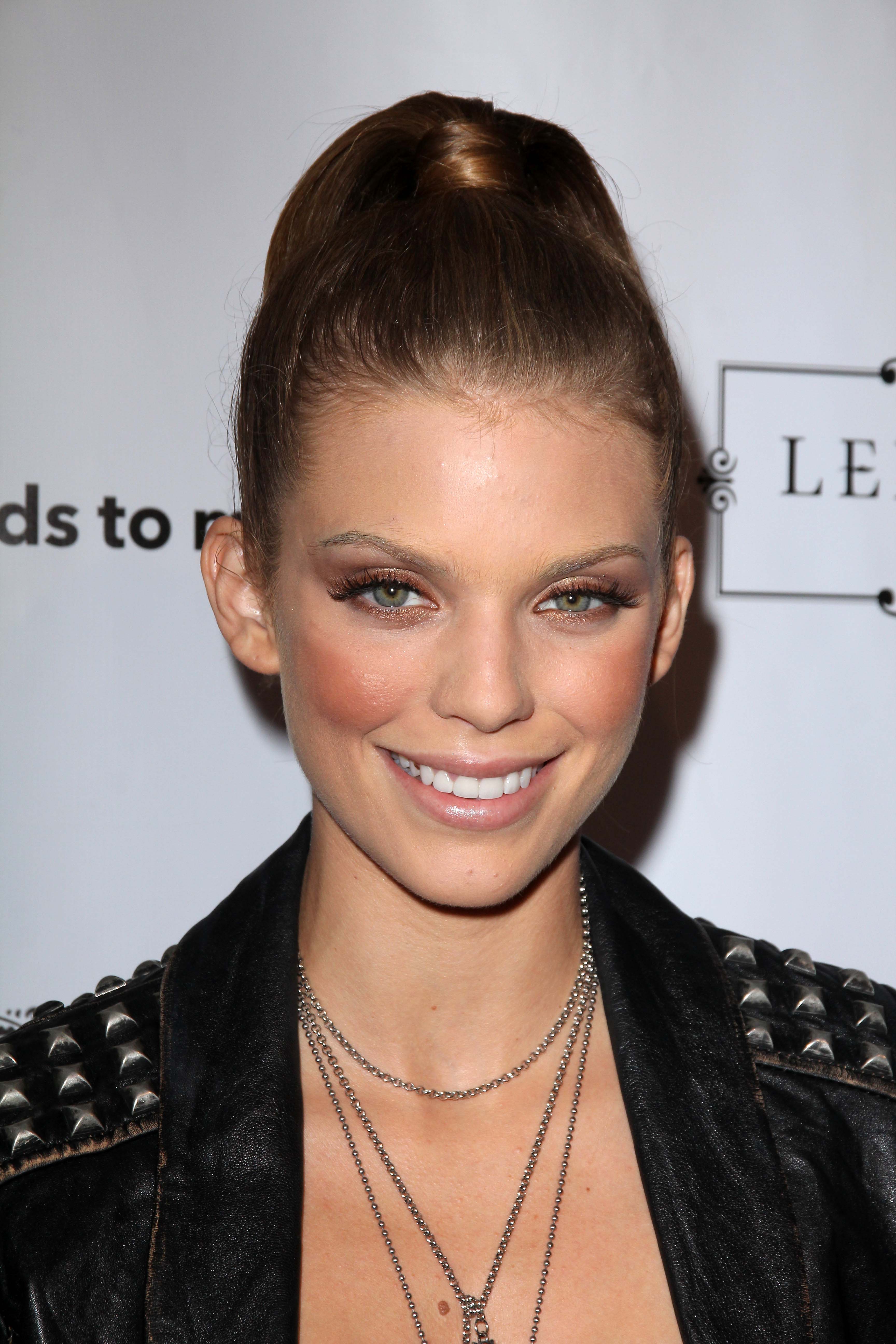 AnnaLynne McCord desktop Wallpapers