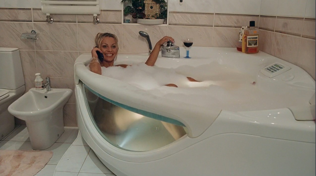 В ванной домашнее подглядывание за купающейся русской блондинкой