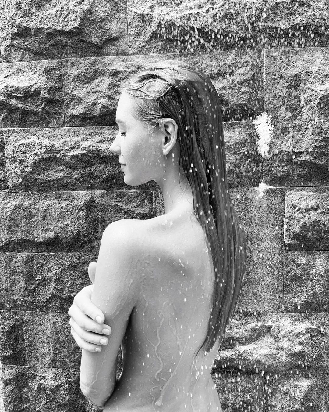 Влажная девочка голышом в душе