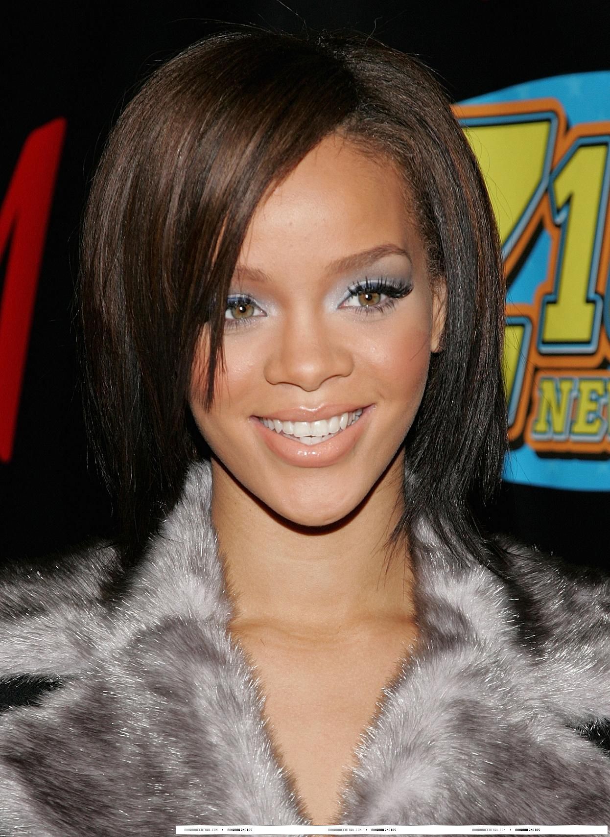 69833_Rihanna_05_122_469lo.jpg