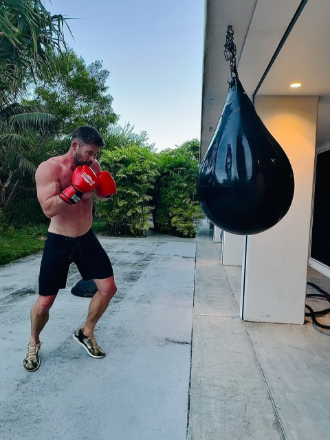 Chris Hemsworth instagram post 489933