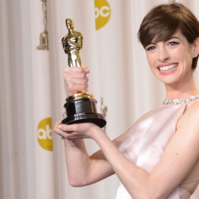 Anne Hathaway Tried To Show She Was Happy While Getting An Oscar, But She Was Not