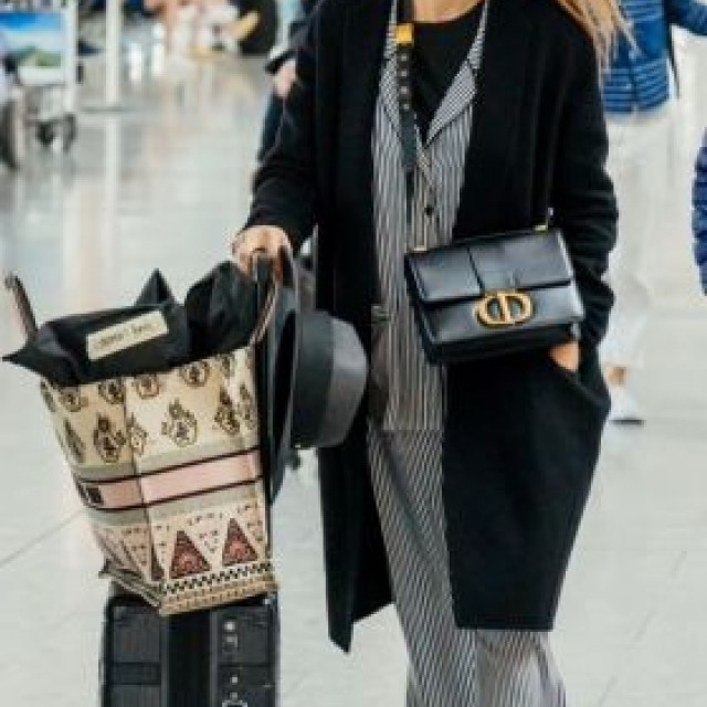 Jessica Alba spotted at London airport in her pajamas