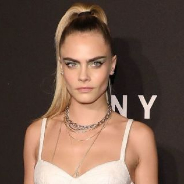 Naked supermodel Cara Delevingne passionately kissed a guy in Paris