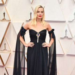 Margot Robbie stepped on the red carpet in an evening dress