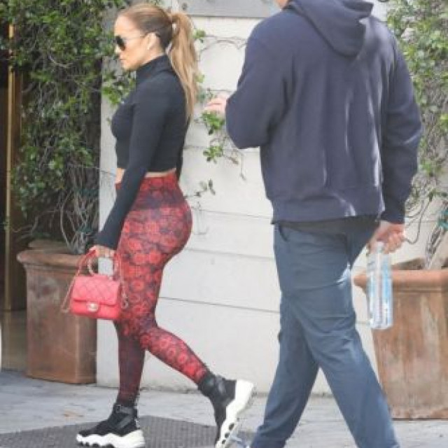 Jennifer Lopez rushes to the gym in "rose" leggings