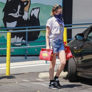 Kristen Stewart and her girl hurry to go shopping