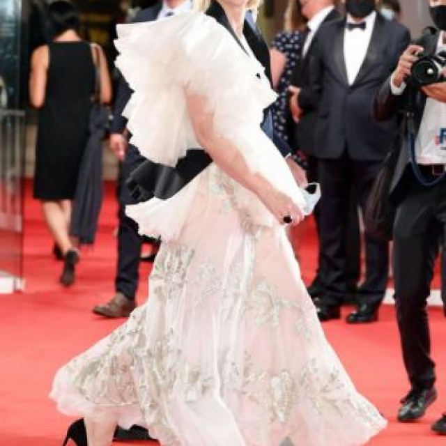 Cate Blanchett, in a bride's dress, came to the red carpet