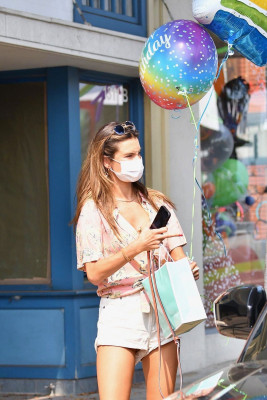 Alessandra Ambrosio pic #1235086