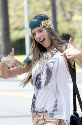Alessandra Ambrosio pic #501552