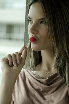 Alessandra Ambrosio pic #653463