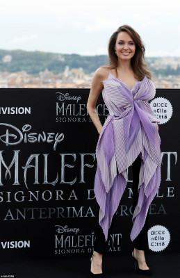 Angelina Jolie pic #1183209