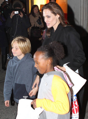 Angelina Jolie pic #743295