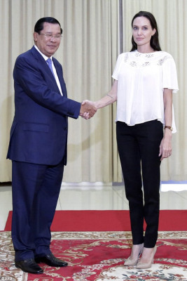 Angelina Jolie pic #798065