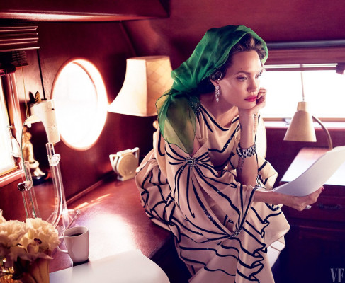 Angelina Jolie pic #953779