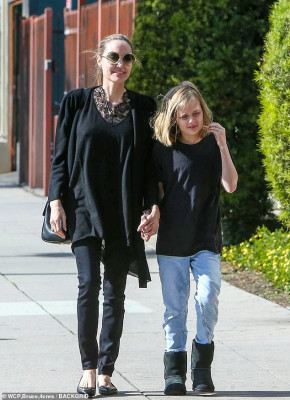 Angelina Jolie pic #1110254