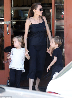 Angelina Jolie pic #652385