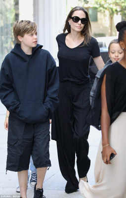 Angelina Jolie pic #1107779