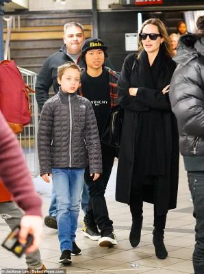 Angelina Jolie pic #1110236