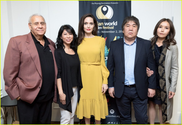 Angelina Jolie pic #976823