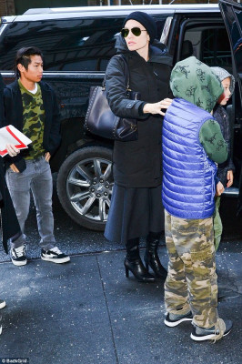 Angelina Jolie pic #990175