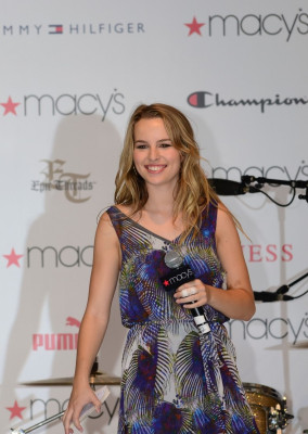photo 16 in Mendler gallery [id567813] 2013-01-22 00:00:00