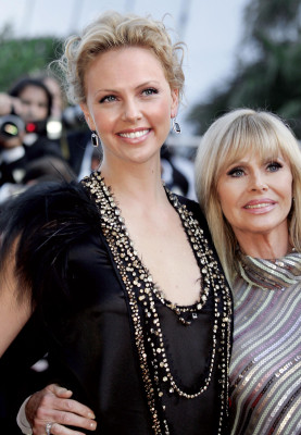 Charlize Theron pic #15928