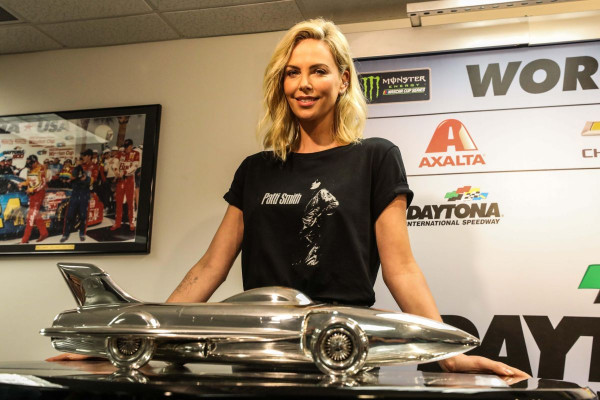 Charlize Theron pic #1011129