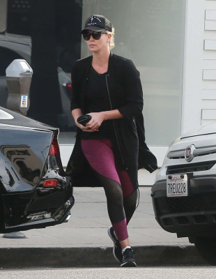 Charlize Theron pic #895473