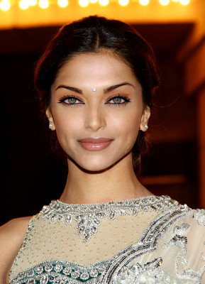 Deepika Padukone pic #487471