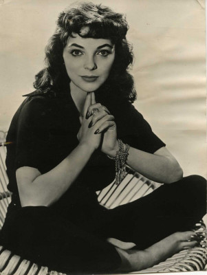Joan Collins pic #182415