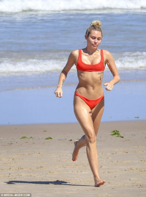 Miley Cyrus pic #1025531