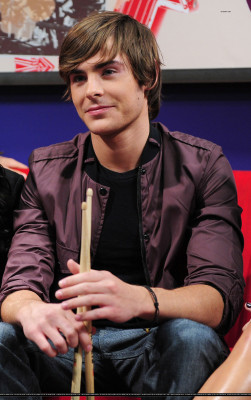 photo 20 in Zac Efron gallery [id134478] 2009-02-20 00:00:00
