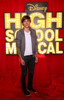 Zac Efron pic #135000