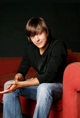 Zac Efron pic #552440