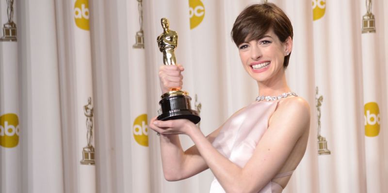 Anne Hathaway Tried To Show She Was Happy While Getting An Oscar, But She Was Not