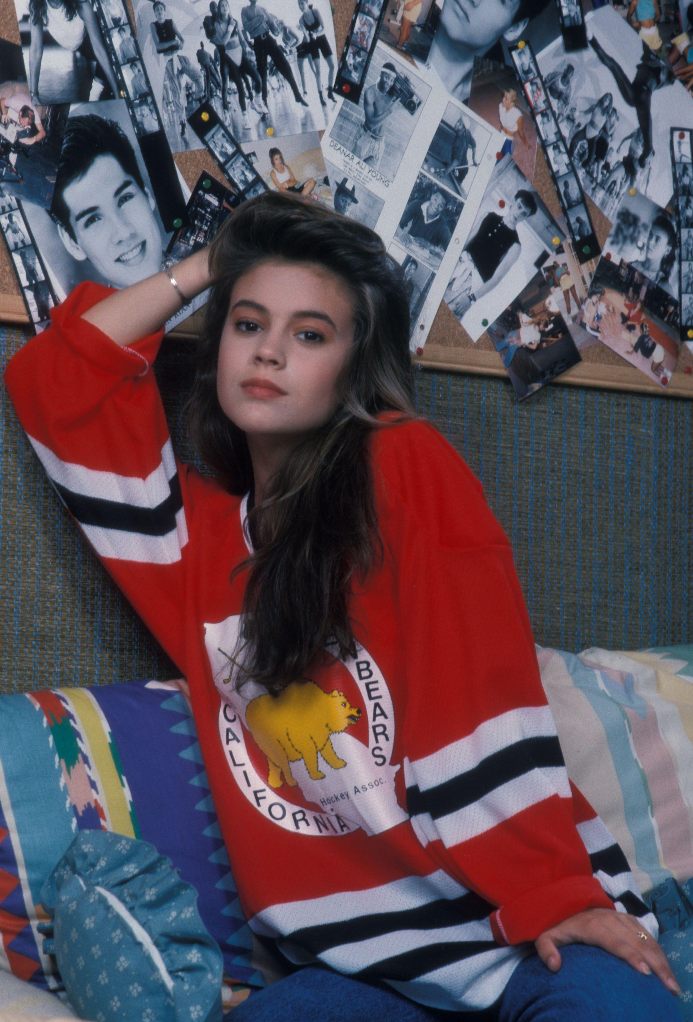 Alyssa Milano in a Pittsburgh Penguins jersey (late 1980s) :  r/TheMichaelKayShow