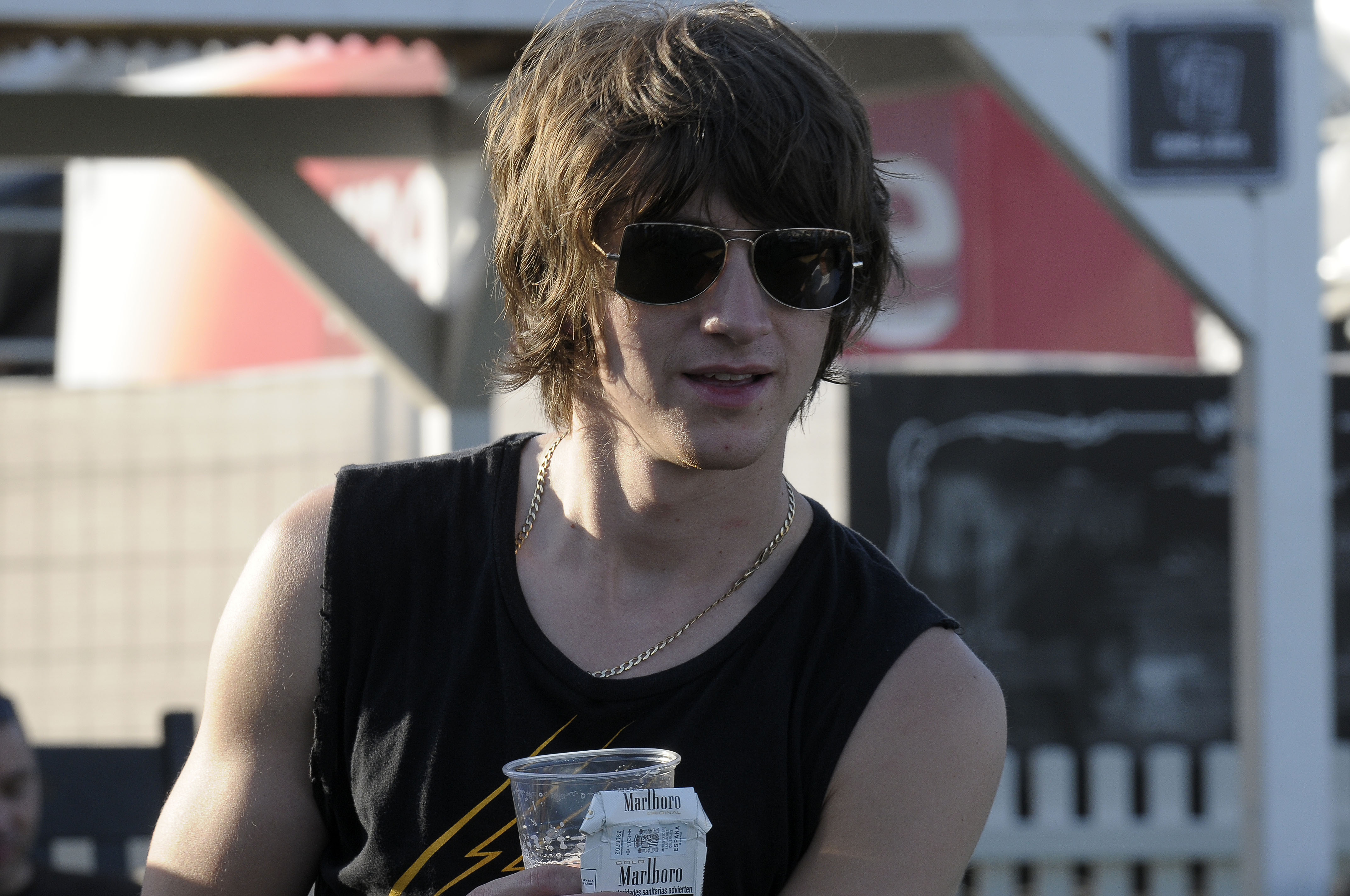 Алекс тернер. Алекс Тернер 2011. Алекс Тернер Арктик манкис. Alex Turner Sunglasses.