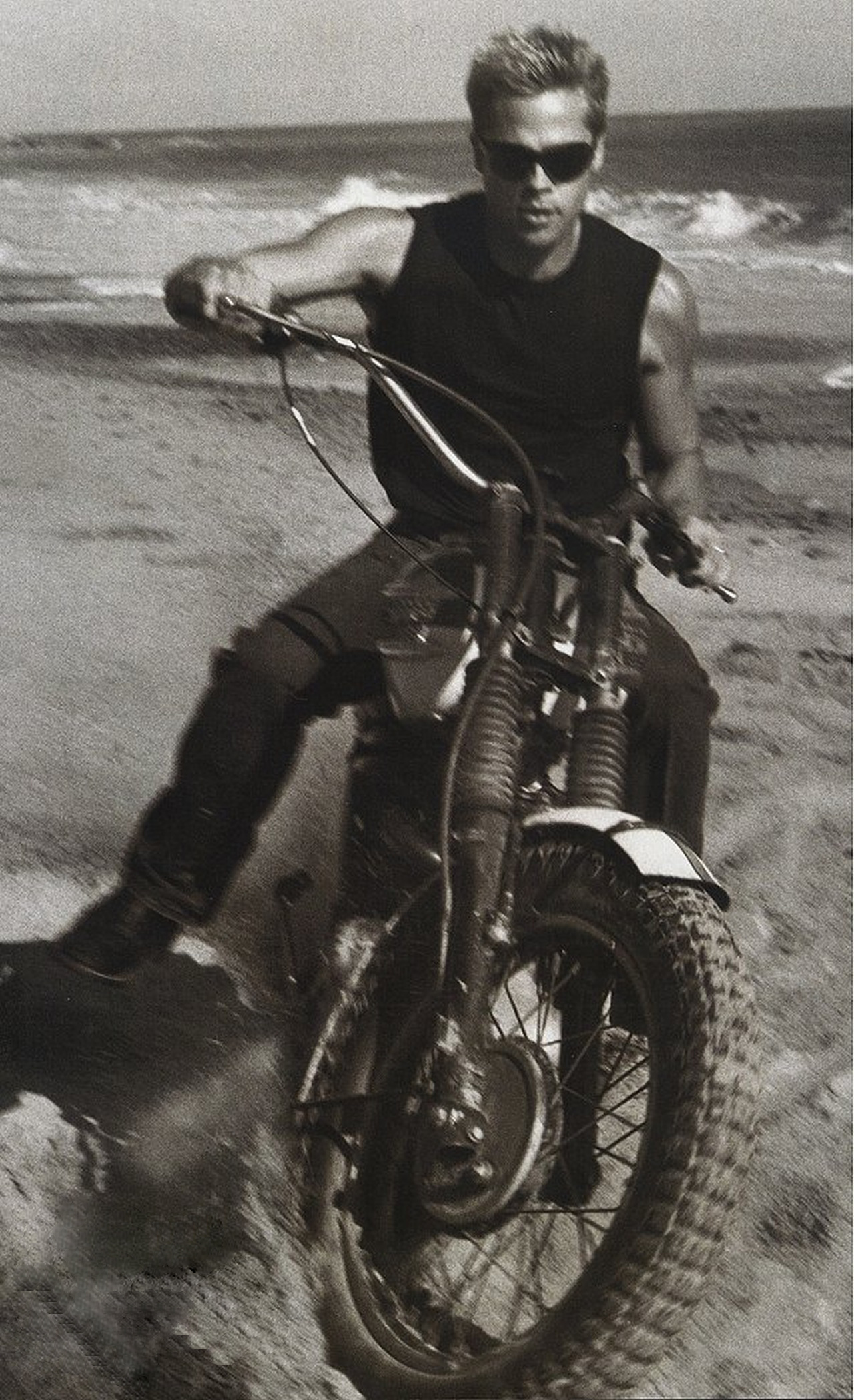 Брэд Питт на мотоцикле
