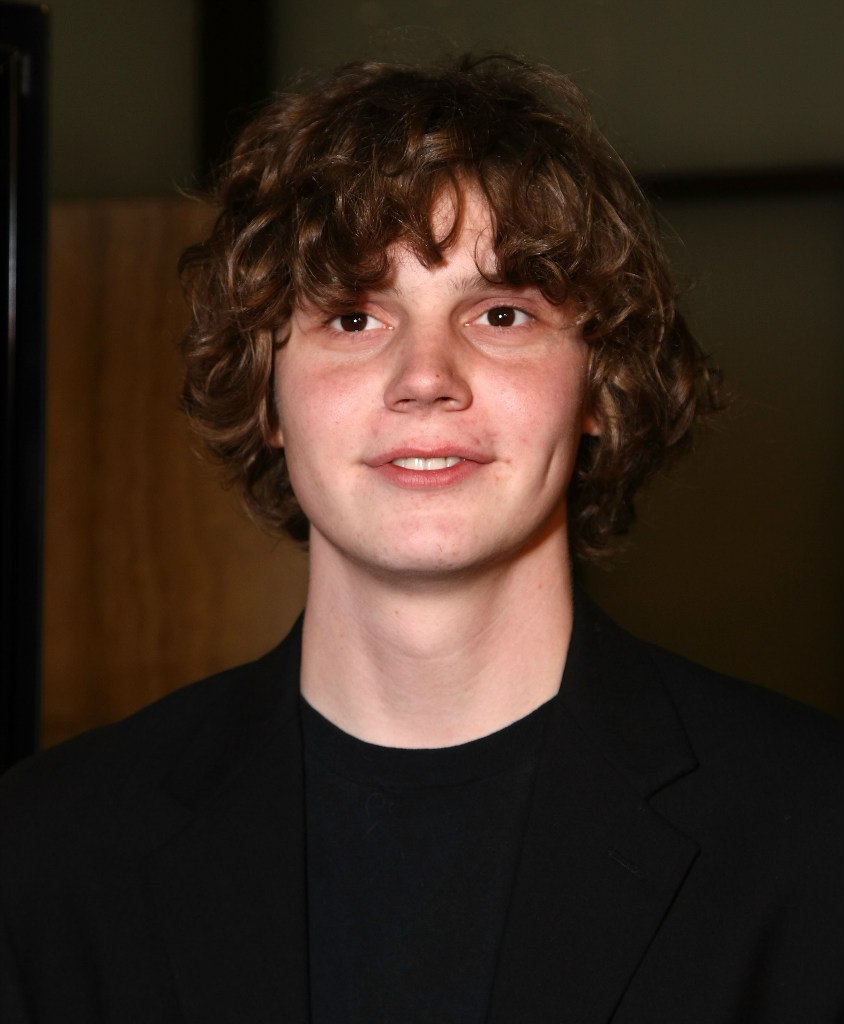 Evan Peters photo 39 of 332 pics, wallpaper - photo #703020 - ThePlace2