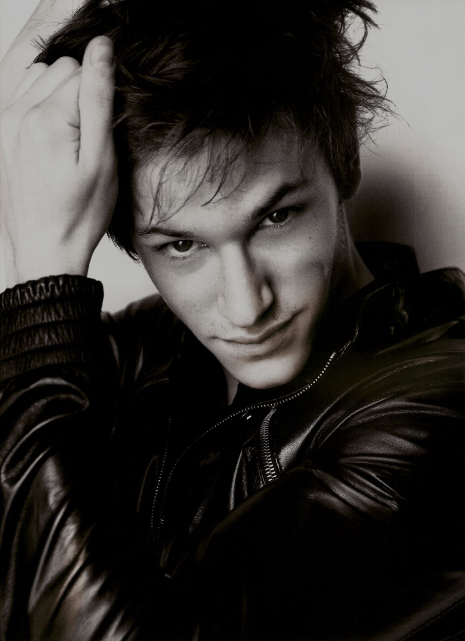 http://www.theplace2.ru/archive/gaspard_ulliel/img/Gaspard_Ulliel021.jpg