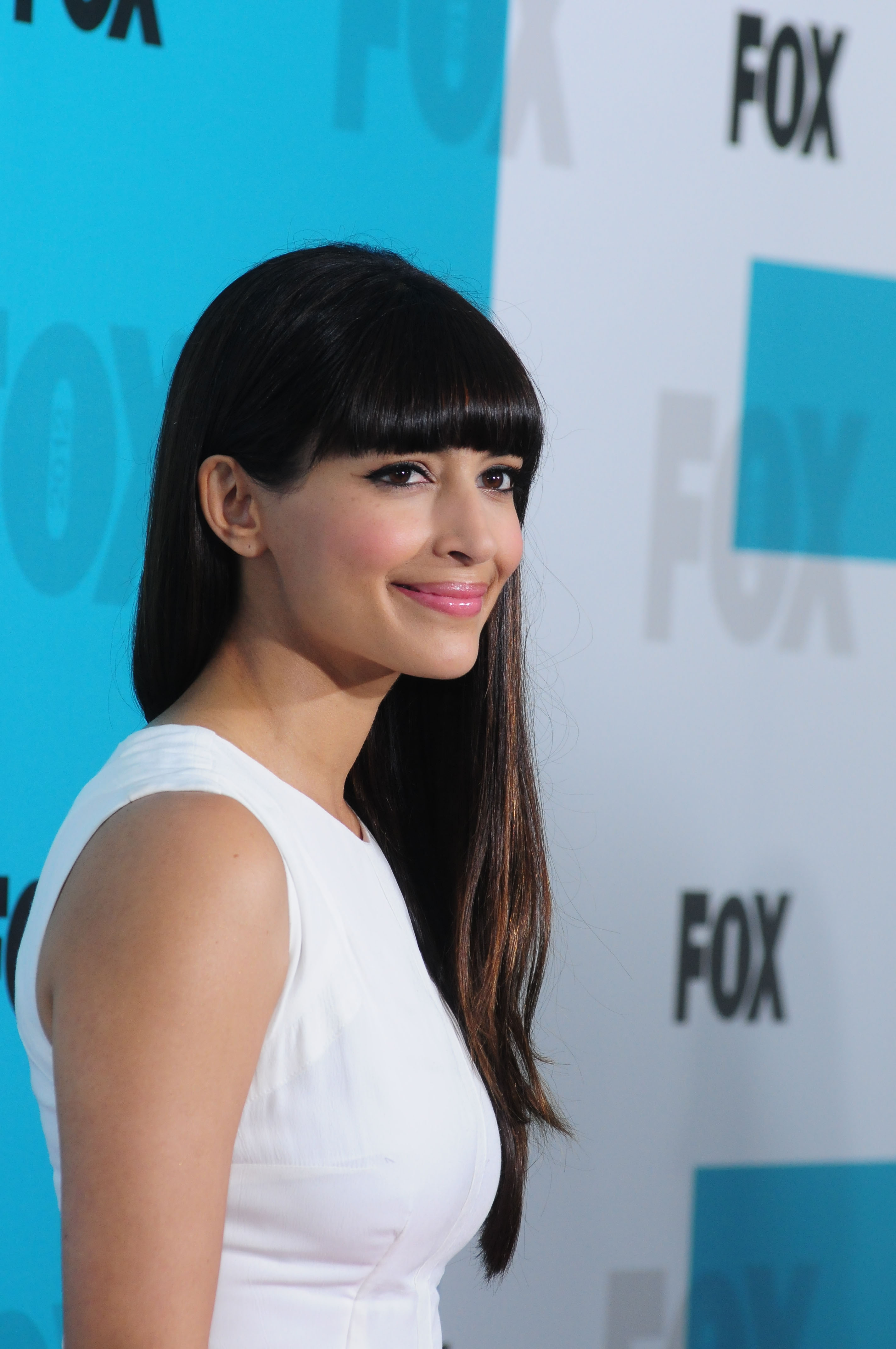 Hannah Simone Pics