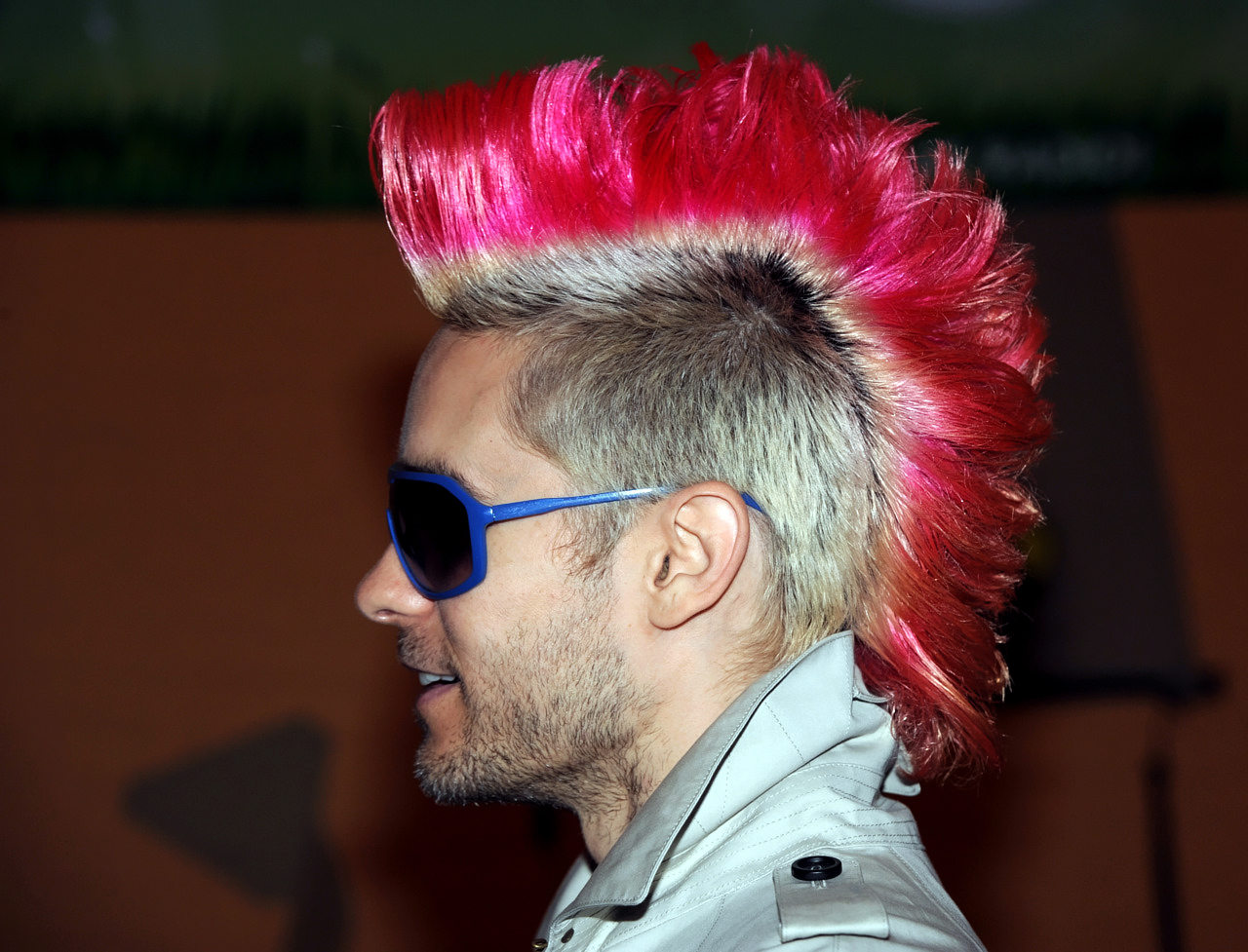 Розовый ирокез. Джаред лето ирокез. Jared Leto Mohawk. Джаред лето панк.