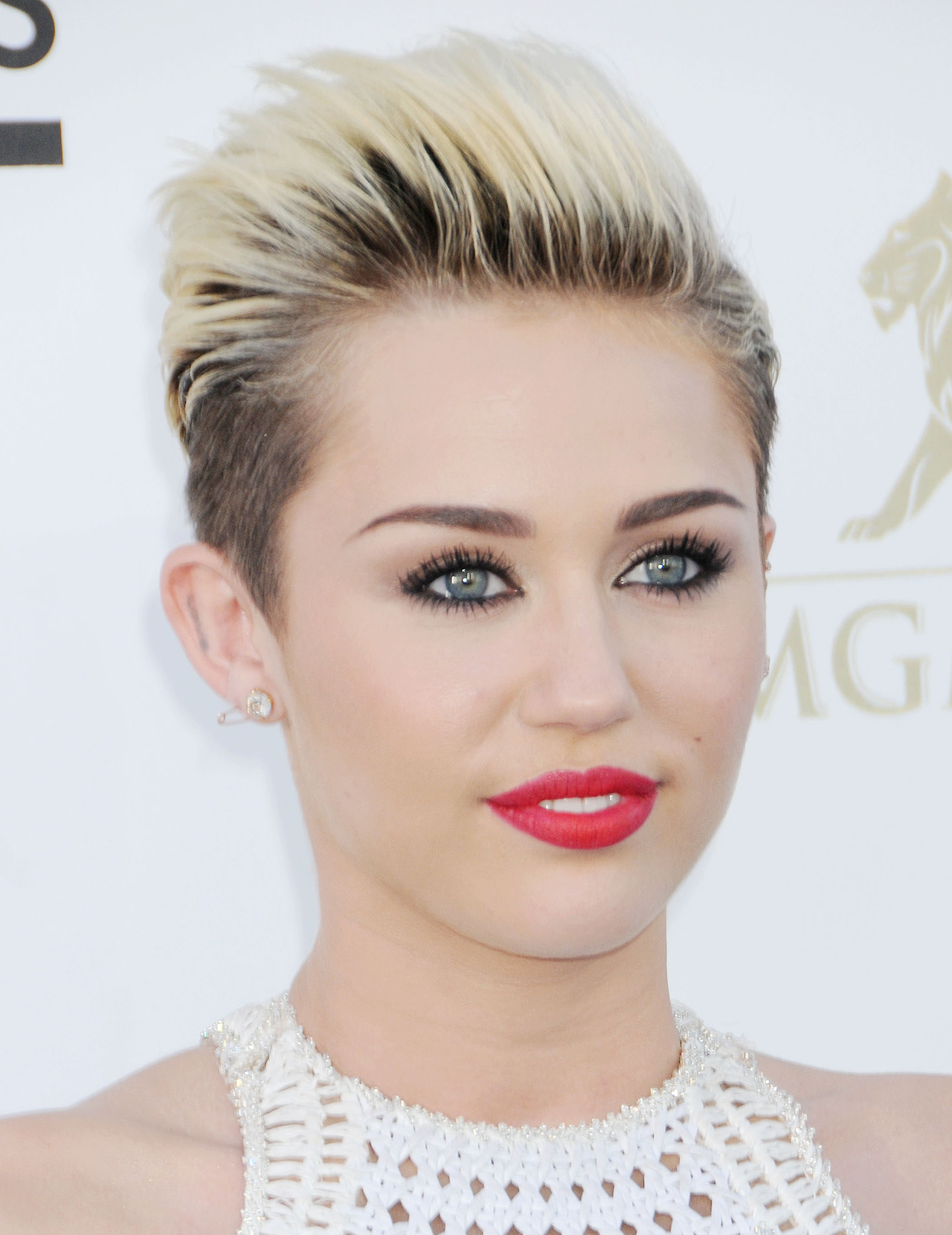 miley cyrus blue eyes