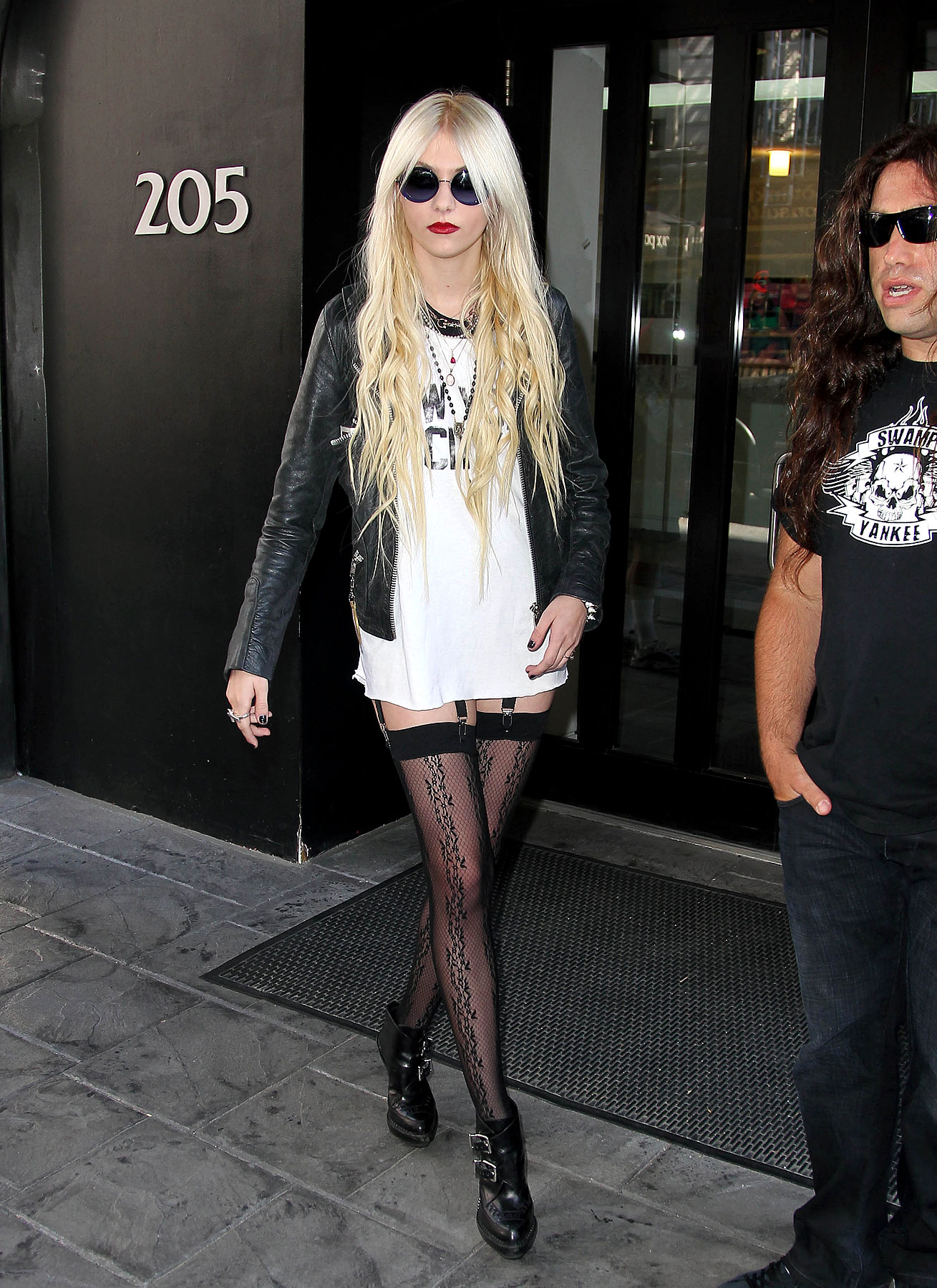 taylor momsen smoking