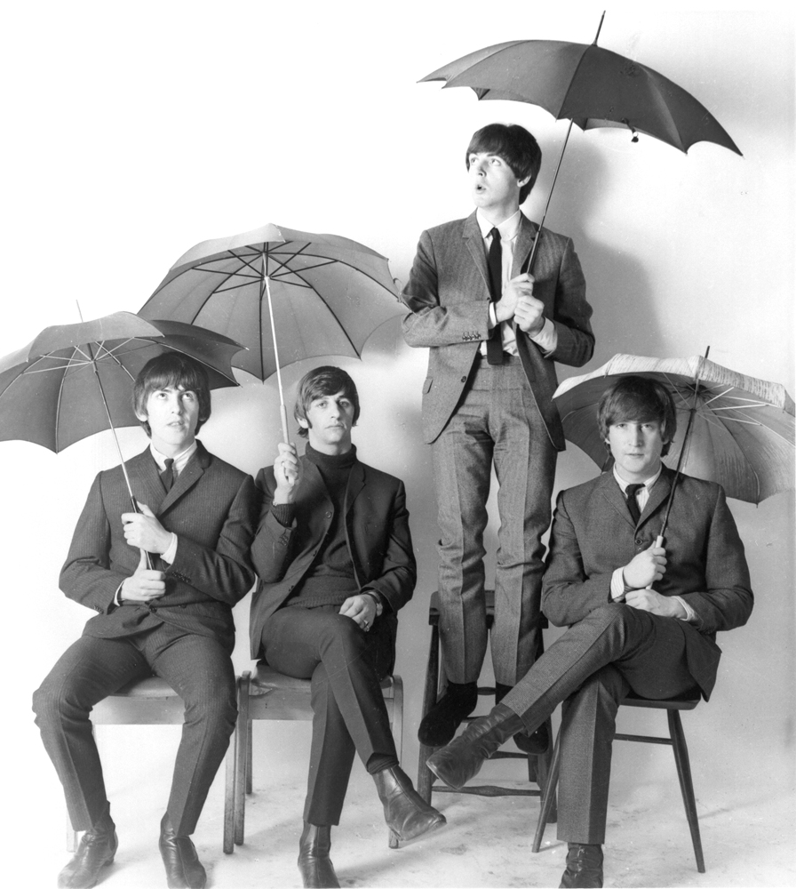 Битлз 1965 Лондон Леннон под зонтом