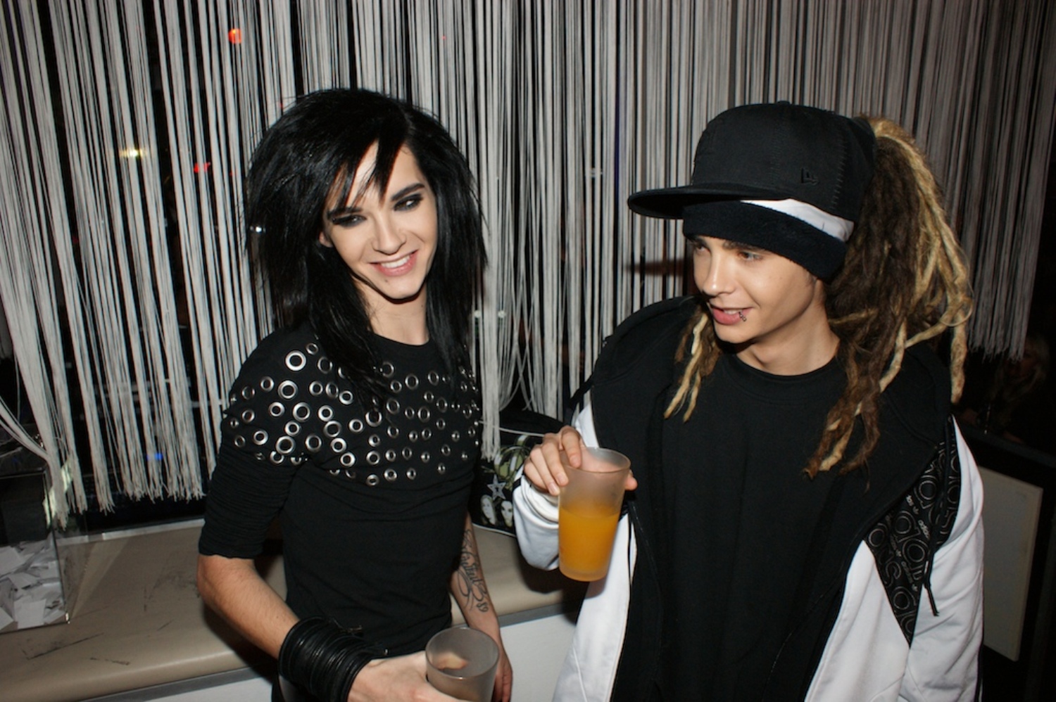 Фанфик с томом каулитцем. Tokio Hotel Bill and Tom. Том Каулитц с гитарой.