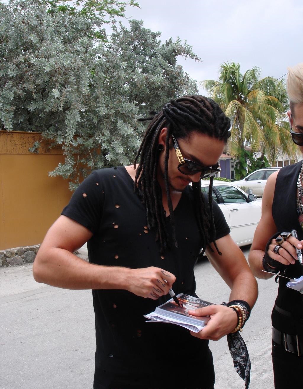 There are 2808 more pics in the Tokio Hotel photo gallery. 