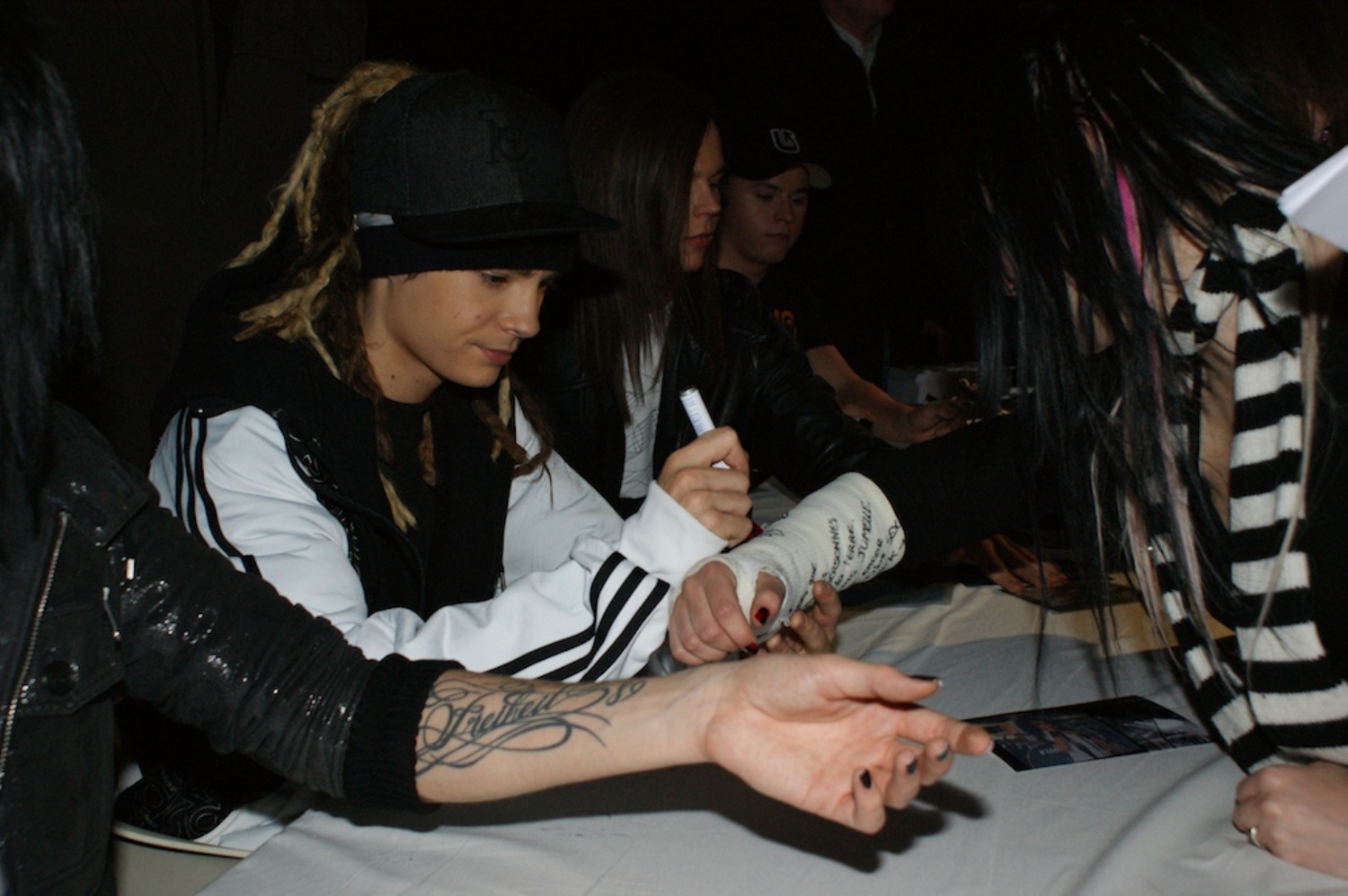 Фанфик с томом каулитцем. Tom Kaulitz 2008. Bill and Tom Kaulitz. Билл Каулитц с сигаретой. Каулитц том с женой.