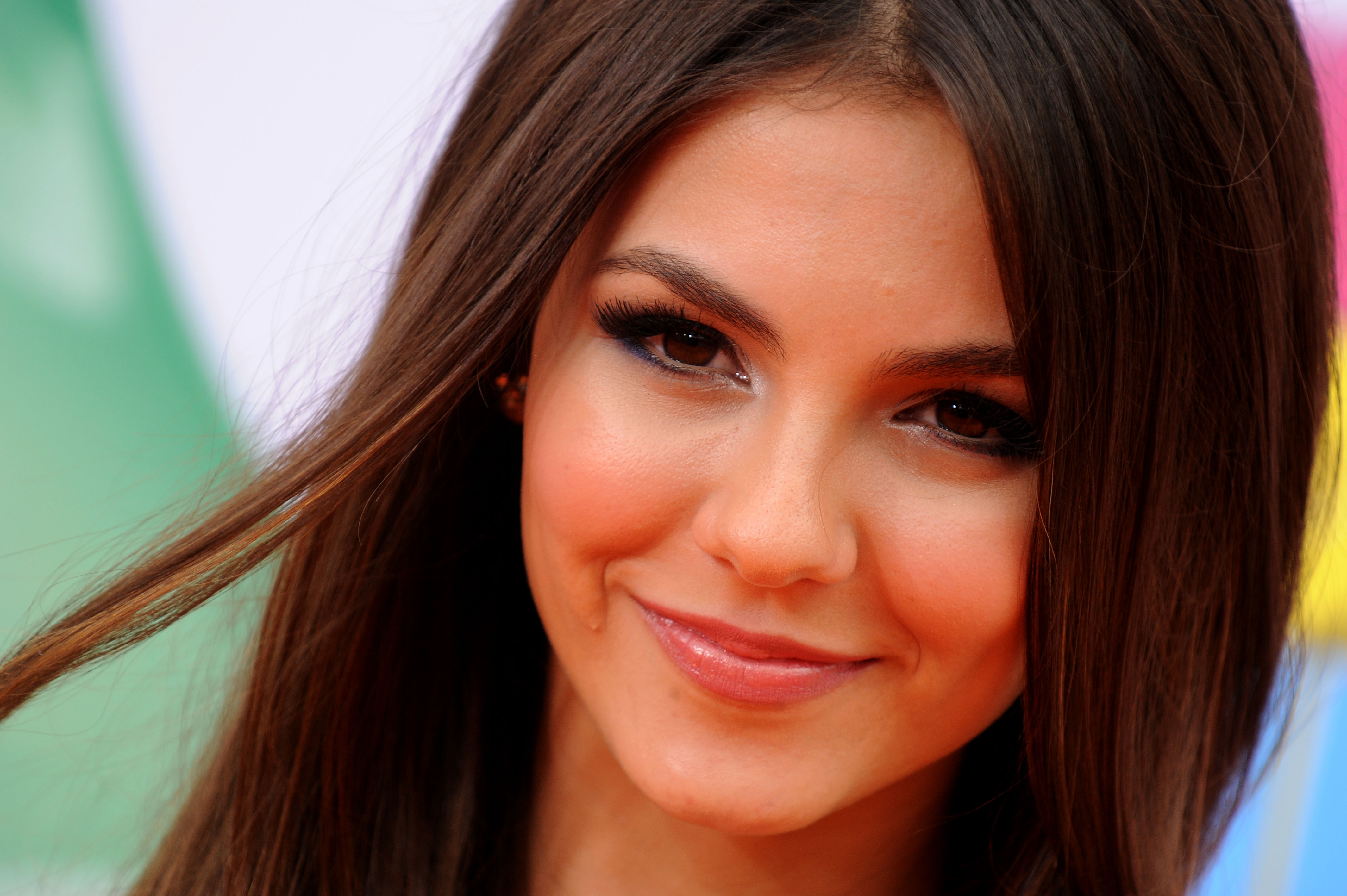 Beautiful 3. Виктория Джастис маленькая. Victoria Justice +18. Красивые девушки брюнетки с карими глазами. Темно карие глаза у девушек.